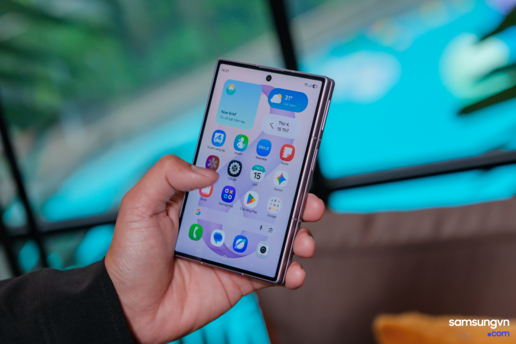 Vuốt để tiếp tục sử dụng ở màn hình ngoài trên Galaxy Z Fold8