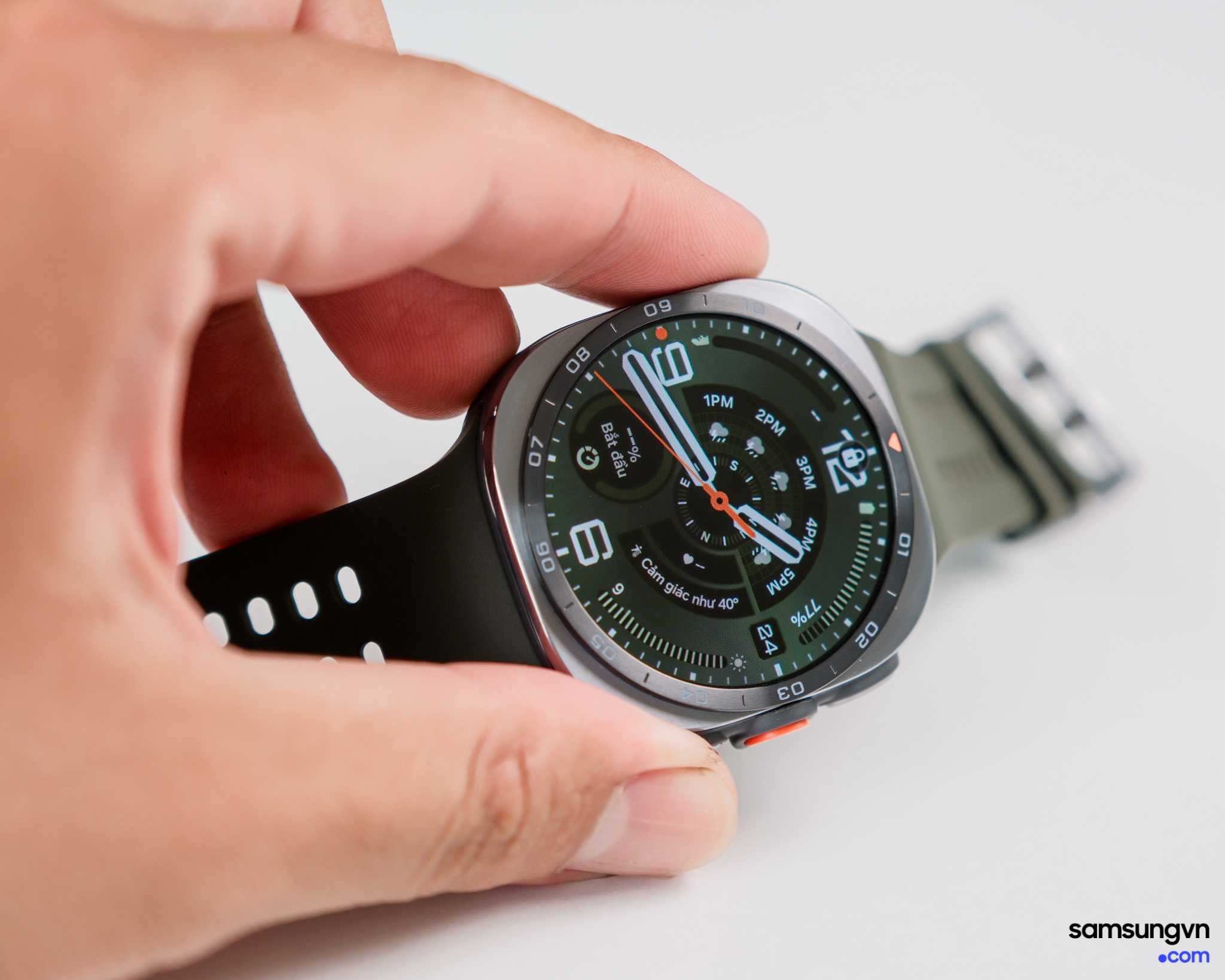 Mở hộp Galaxy Watch Ultra2: màu bạc titan đẹp, dây đeo mềm mại